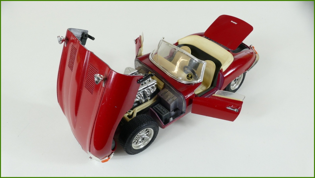 Kovový Model Bburago 1:18 - Jaguar "E" (1961) - Viz Popis