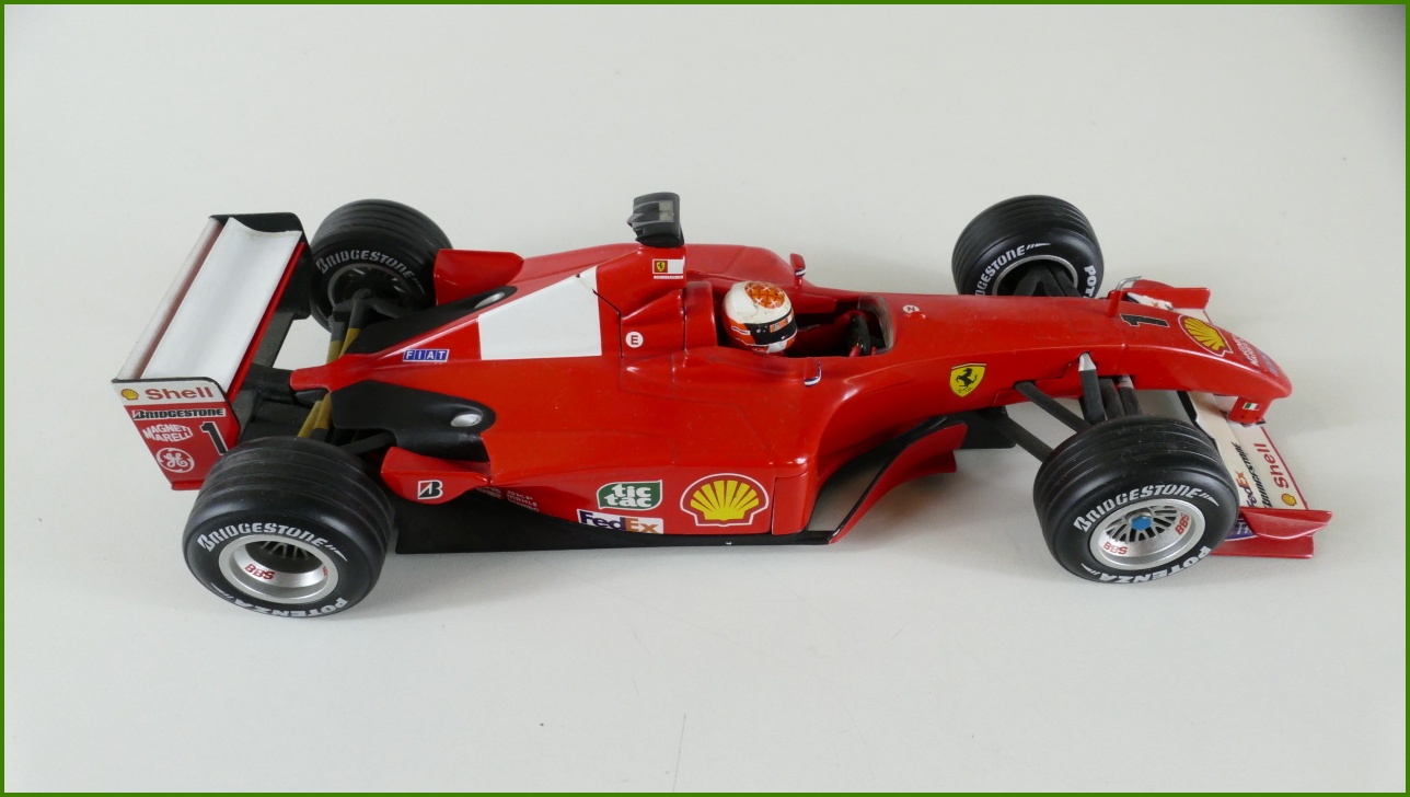 Model Formule Hot Wheels 1:18 - Ferrari F1 2001 - Michael Schumacher s Krabicí