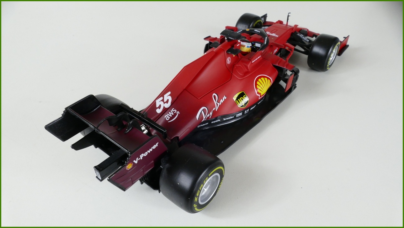 Model Formule Bburago 1:18 - F1 SF21 - Carlos Sainz s Krabicí