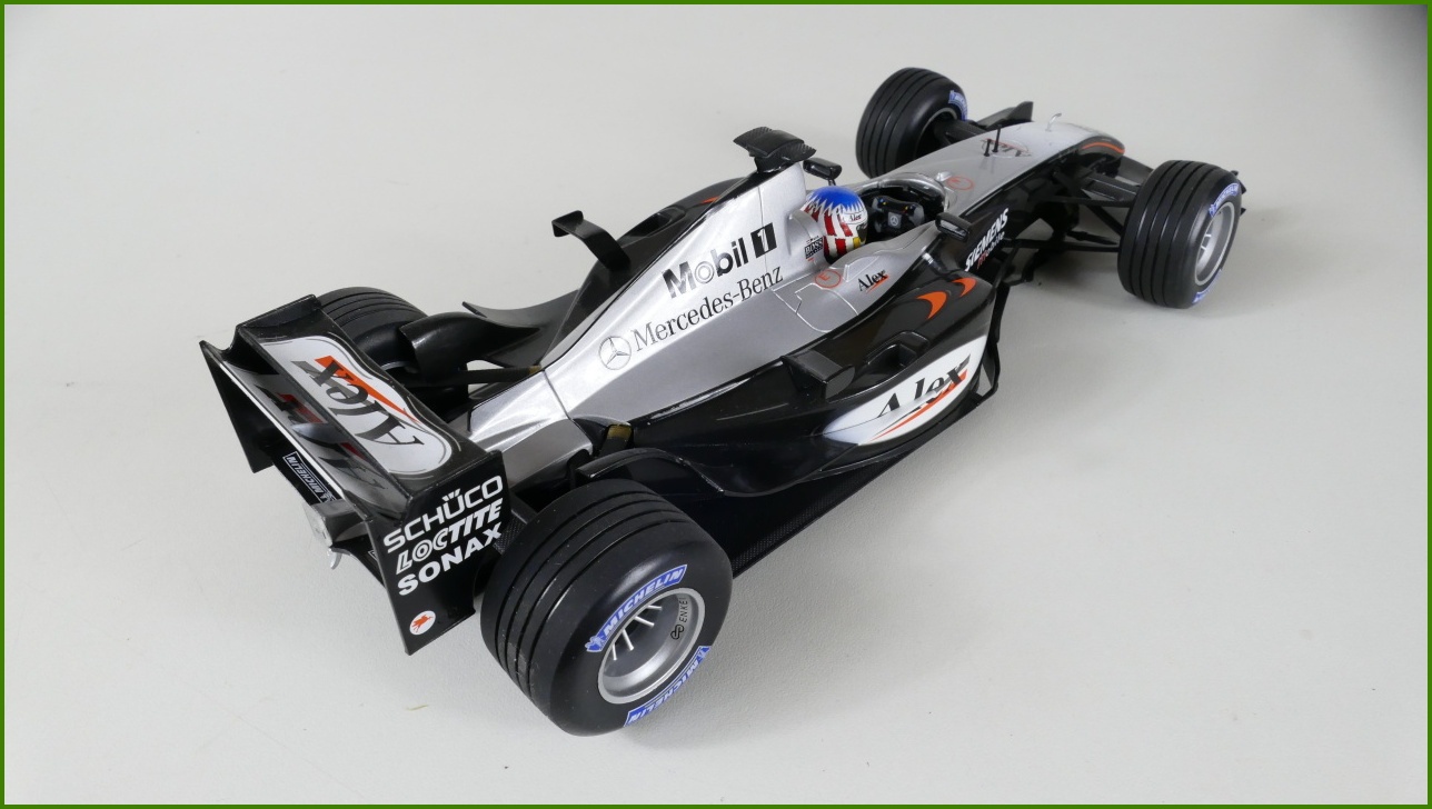 Model Formule Minichamps 1:18 - McLaren Mercedes MP4-18 Testcar 2003 - Alex Wurz s Krabicí