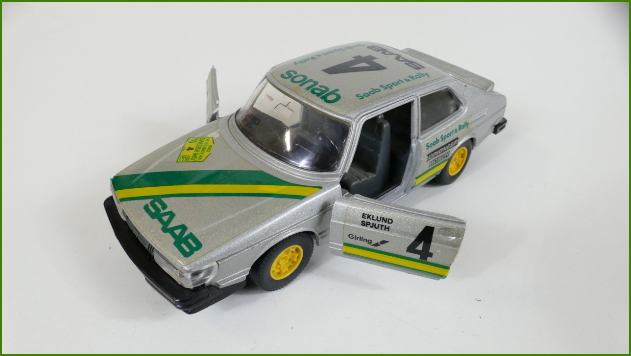 Model Auta Bburago 1:27 - Saab 900 Turbo