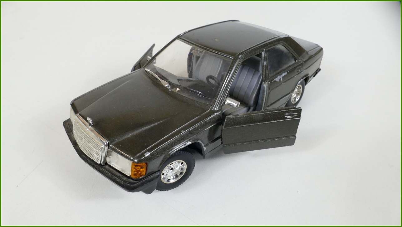 Model Auta Bburago 1:25 - Mercedes 190 E