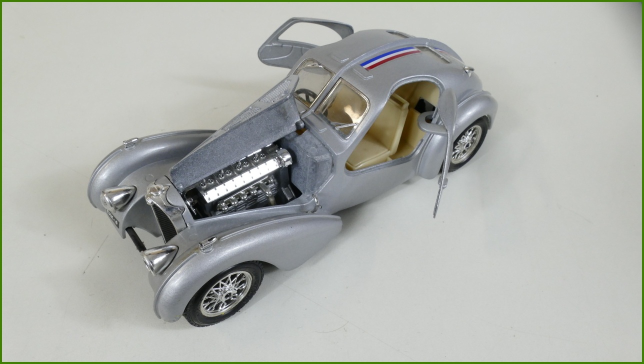 Model Auta Bburago 1:24 - Bugatti Atlantic (1936) s Podstavcem - Viz Popis