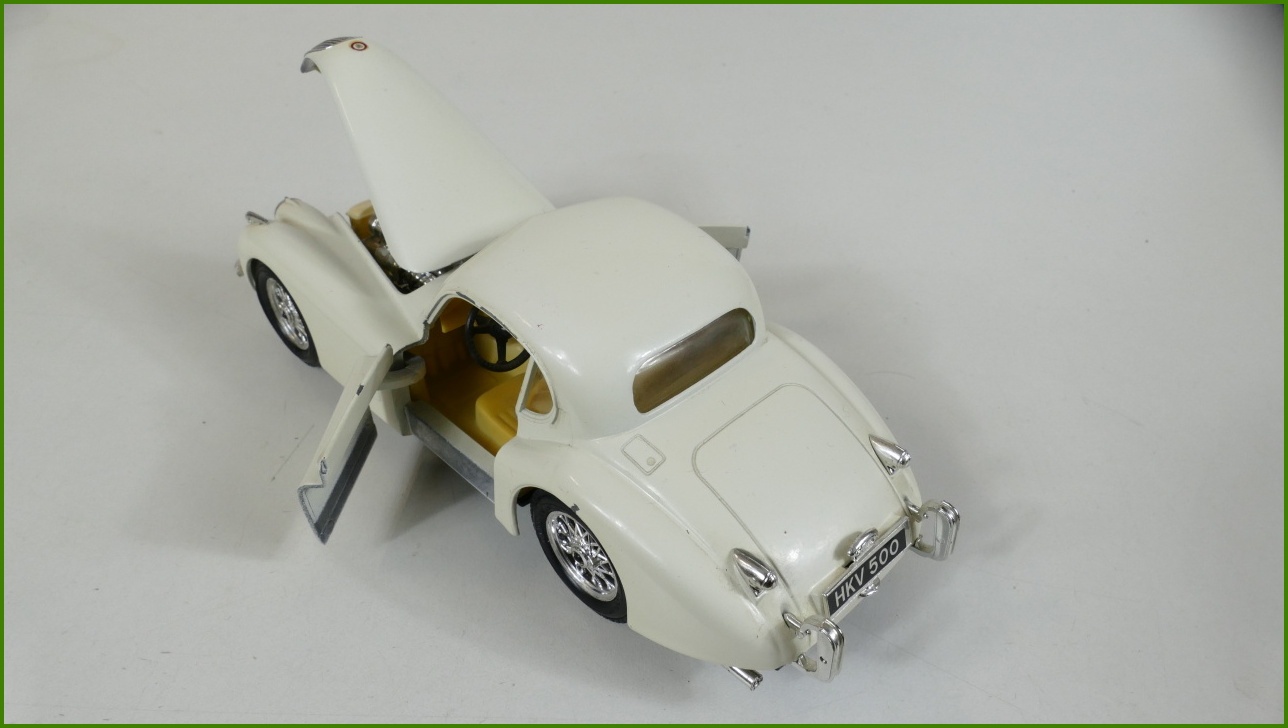 Model Auta Bburago 1:24 - Jaguar XK 120 Coupé (1948) s Podstavcem - Viz Popis