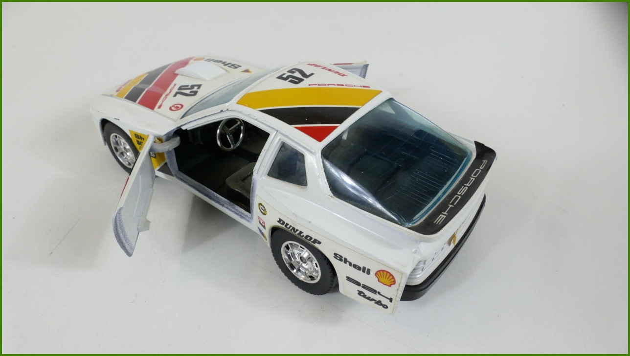 Model Auta Bburago 1:24 - Porsche 924 GR.2 s Podstavcem