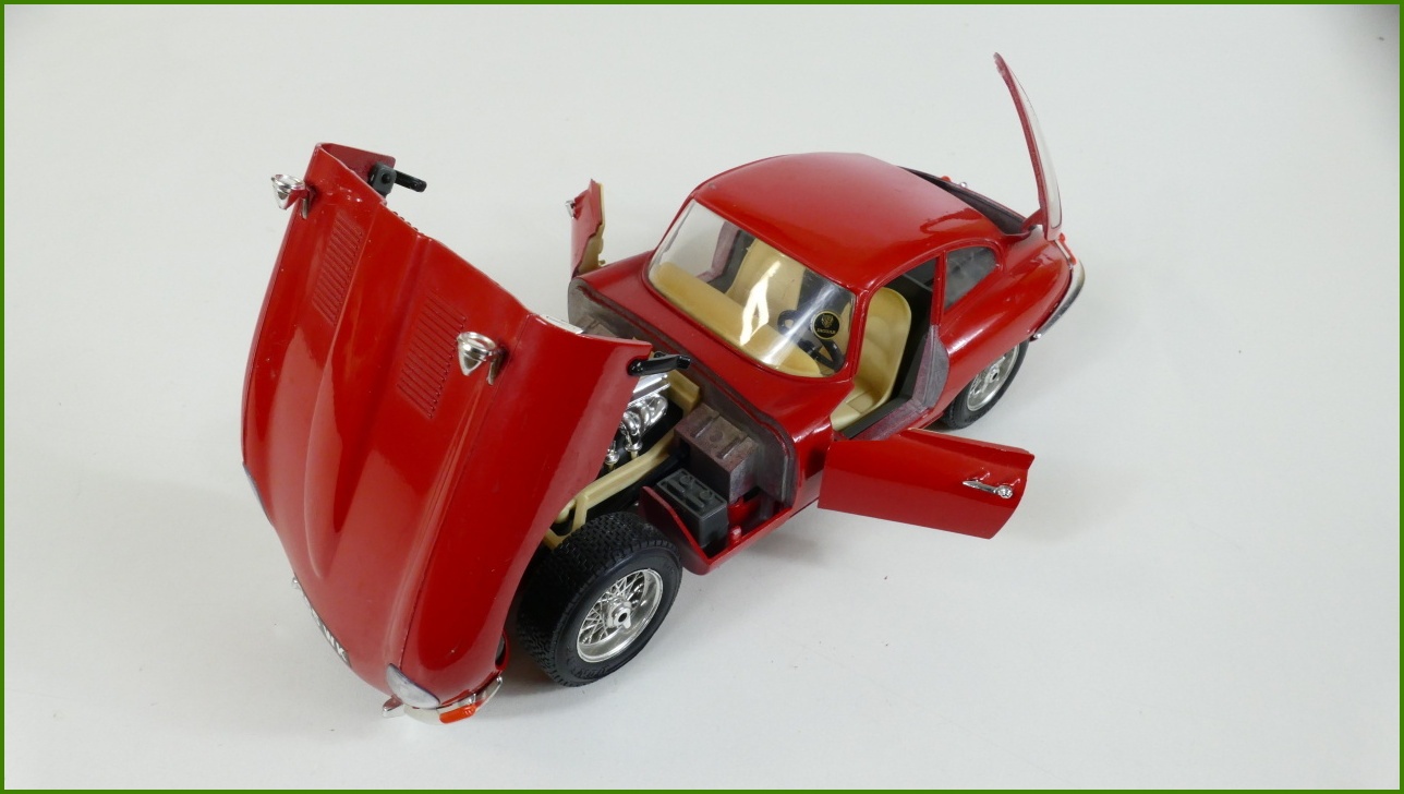 Kovový Model Bburago 1:18 - Jaguar "E" (1961)