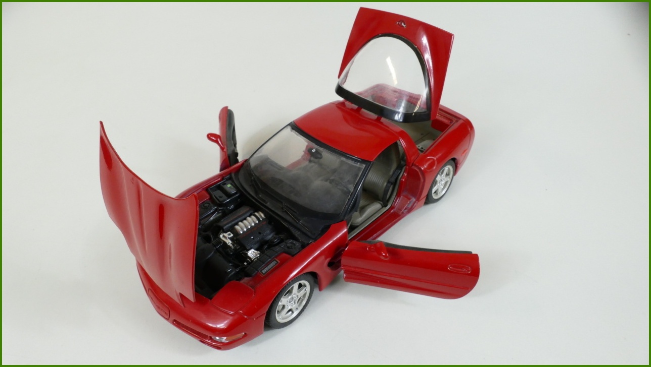 Kovový Model Bburago 1:18 - Chevrolet Corvette C5 (1997)
