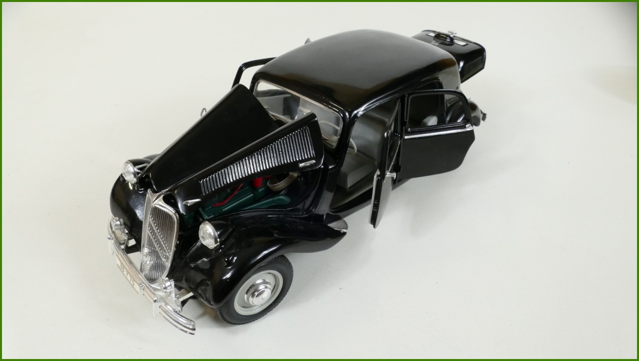 Model Auta Maisto 1:18 Citroën 15 CV 6 Cyl (1952) - Viz Popis