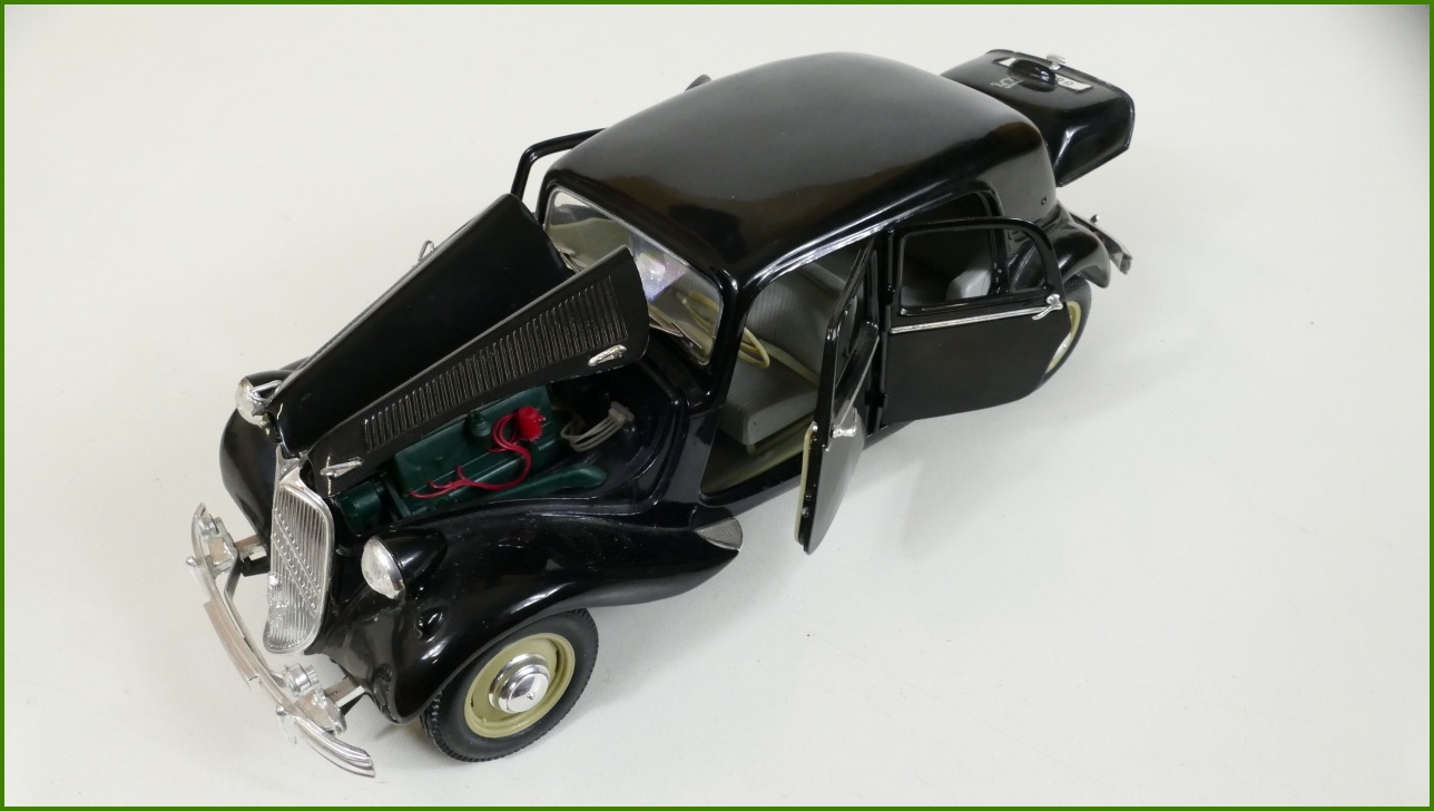 Model Auta Maisto 1:18 Citroën 15 CV 6 Cyl (1952) - Viz Popis