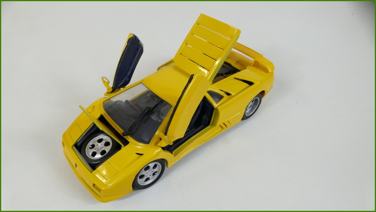 Model Auta Maisto 1:18 - Lamborghini SE (1994/1995) s Podstavcem