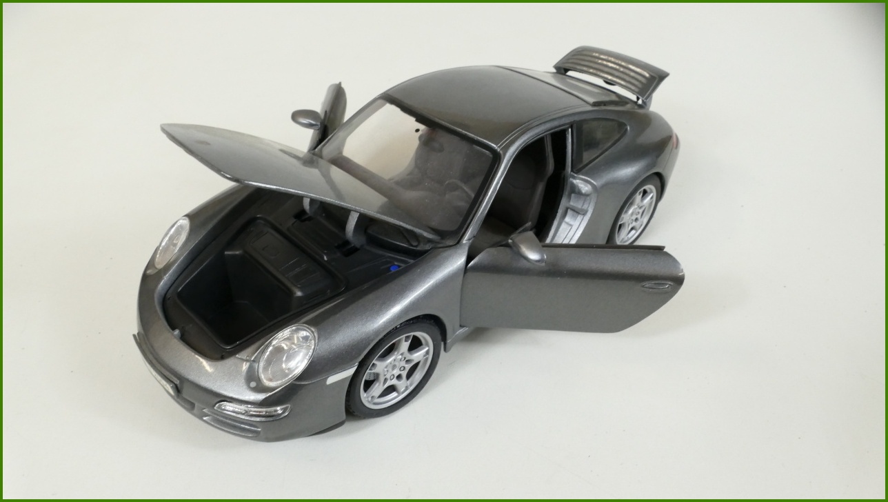 Model Auta Maisto 1:18 - Porsche 911 Carrera S s Podstavcem