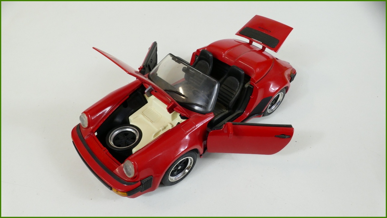 Model Auta Maisto 1:18 - Porsche 911 Speedster (1989) s Podstavcem - Viz Popis