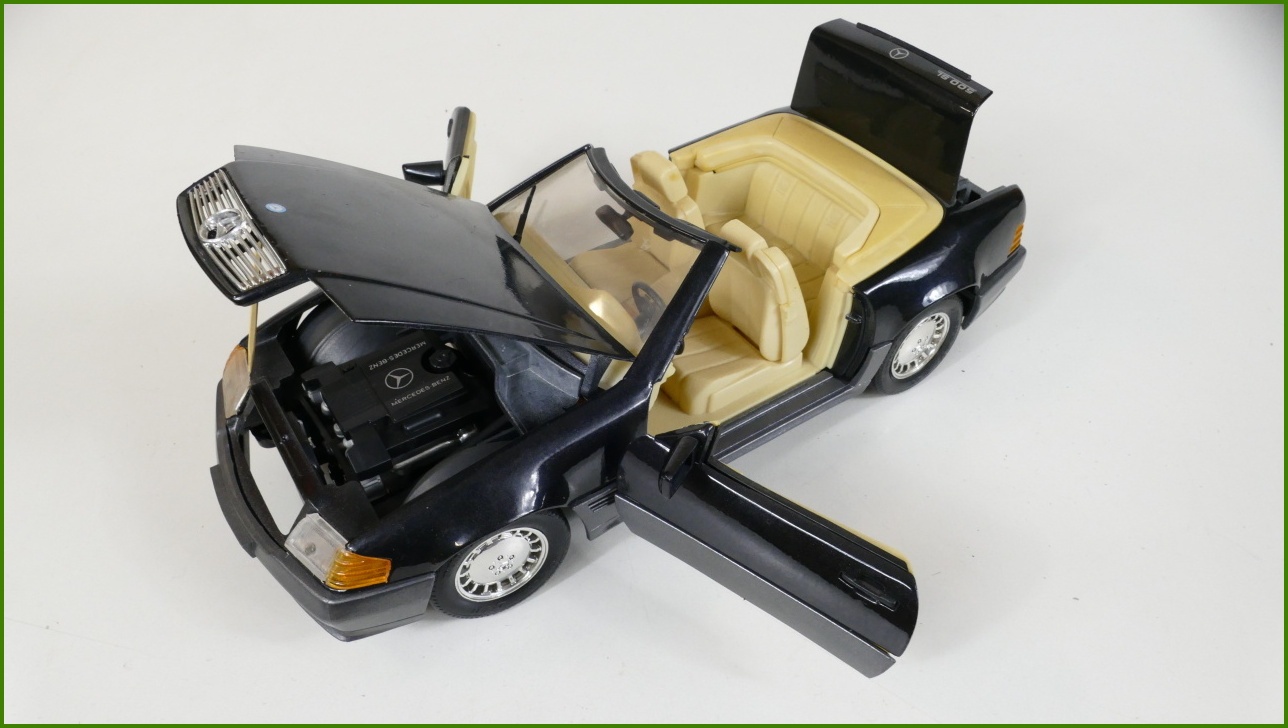 Model Auta Maisto 1:18 - Mercedes-Benz 500 SL (1989) s Podstavcem