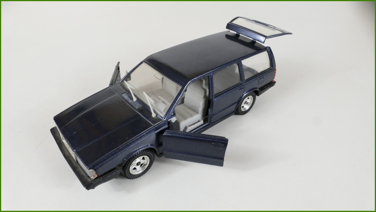 Model Auta Polistil 1:25 - Volvo 740 GLE - Viz Popis