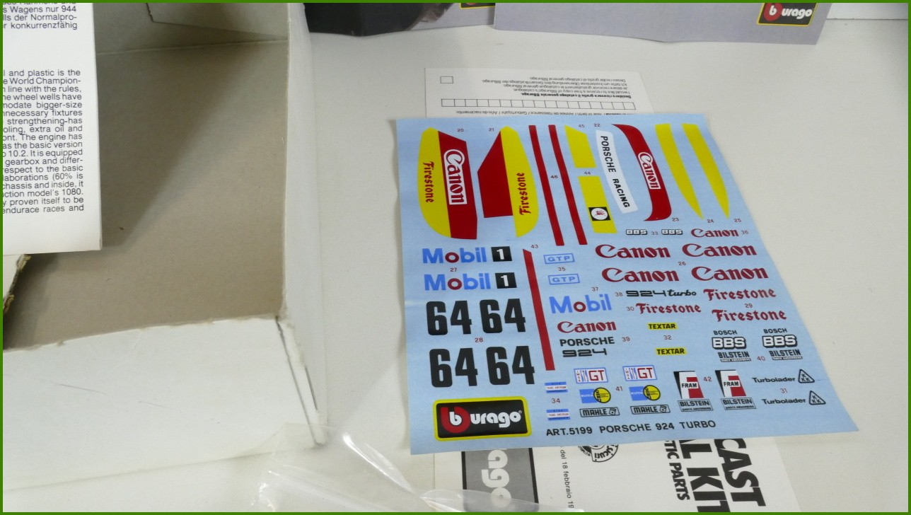Model Auta Bburago Metal Kit Stavebnice 1:25 - Porsche 924 Turbo