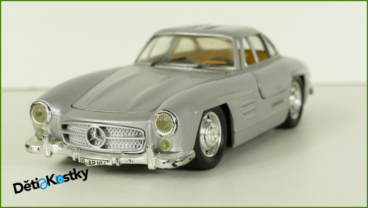 Model Auta Revell 1:24 - Mercedes 300 SL - Bez antény na kapotě