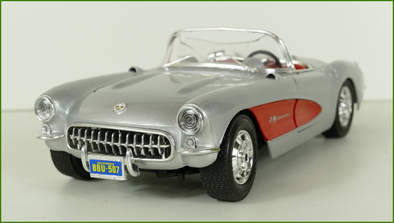 Kovový Model Bburago 1:18 - Chevrolet Corvette (1957) - Viz Popis