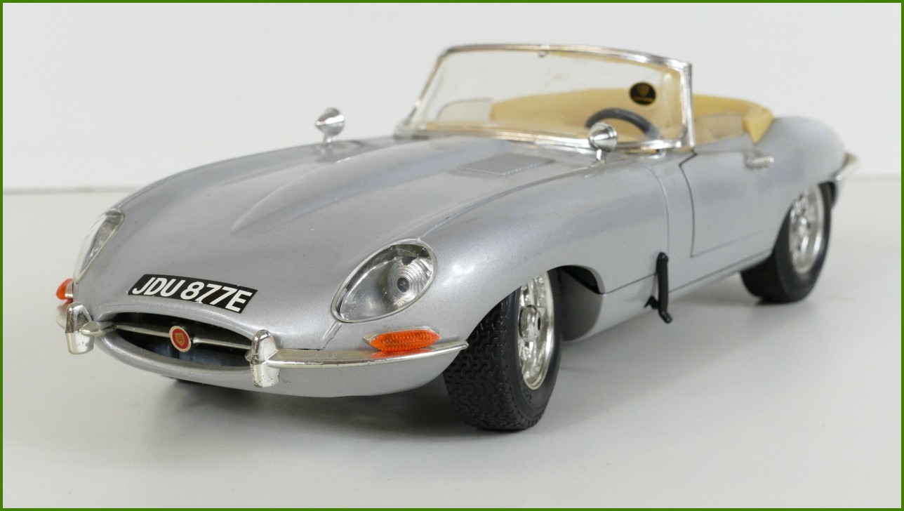 Kovový Model Bburago 1:18 - Jaguar "E" (1961) - Viz Popis