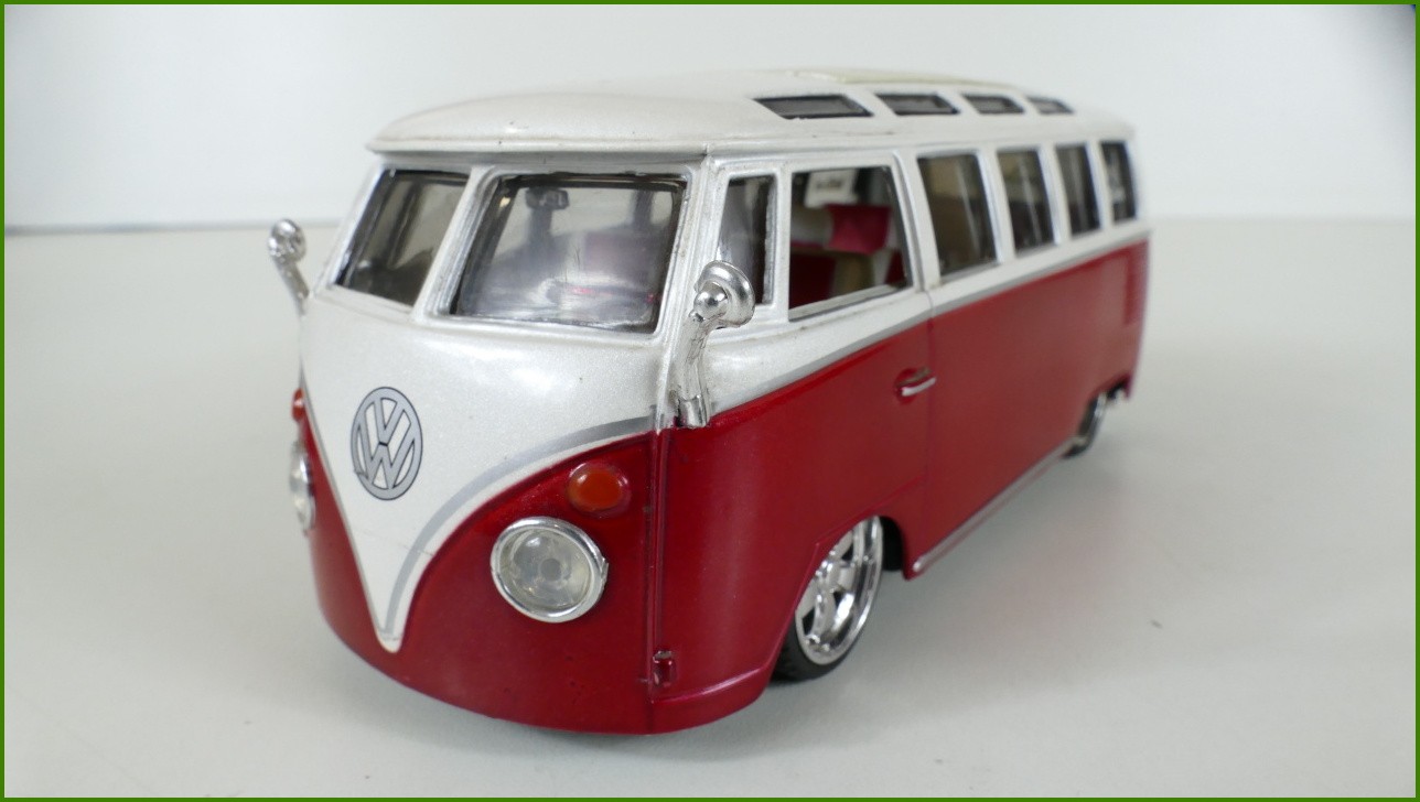 Model Auta Maisto 1:25 - Volkswagen Van "Samba"