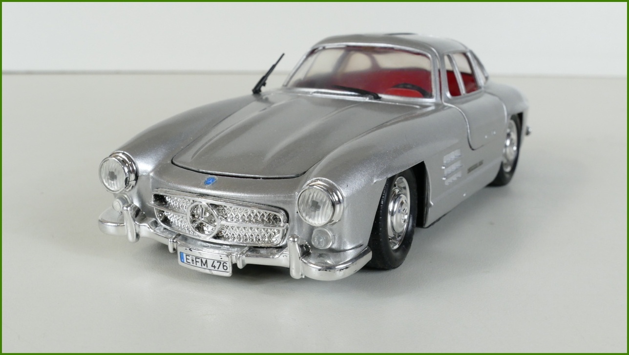 Model Auta Revell 1:24 - Mercedes 300 SL - chybí jeden stěrač, prasklinky na pneu