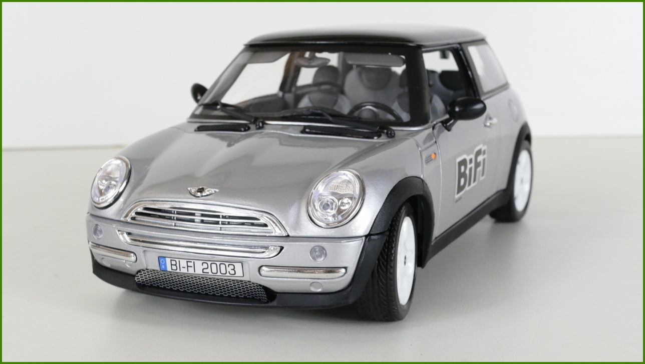 Kovový Model Bburago 1:18 - Mini Cooper (2001)