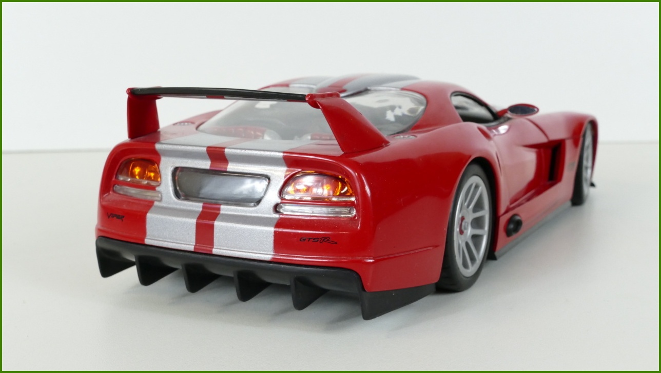Model Hot Wheels 1:18 - Dodge Viper GTS-R
