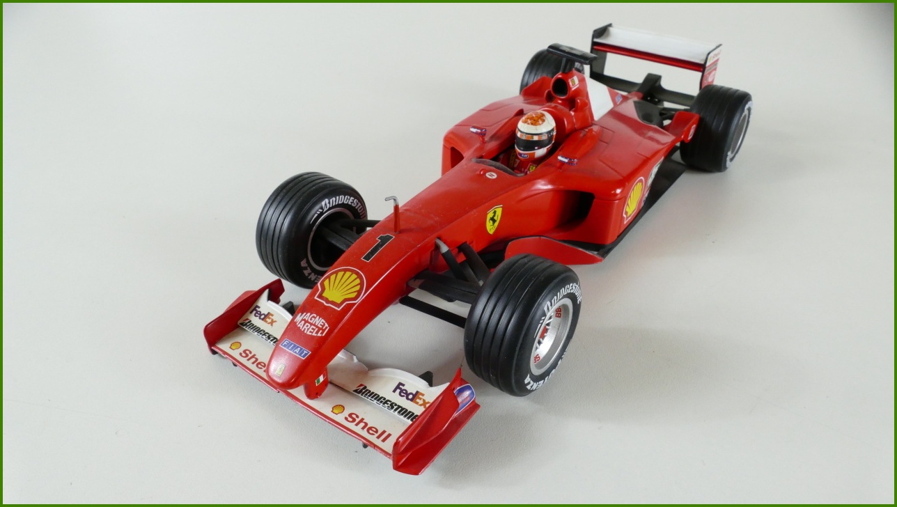 Model Formule Hot Wheels 1:18 - Ferrari F1 2001 - Michael Schumacher s Krabicí