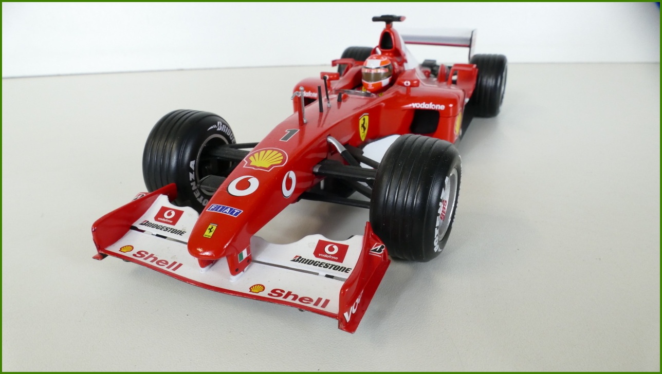 Model Formule Hot Wheels 1:18 - Ferrari F1 2002 - Michael Schumacher s Krabicí