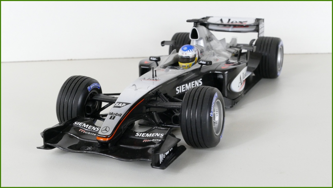 Model Formule Minichamps 1:18 - McLaren Mercedes MP4-18 Testcar 2003 - Alex Wurz s Krabicí