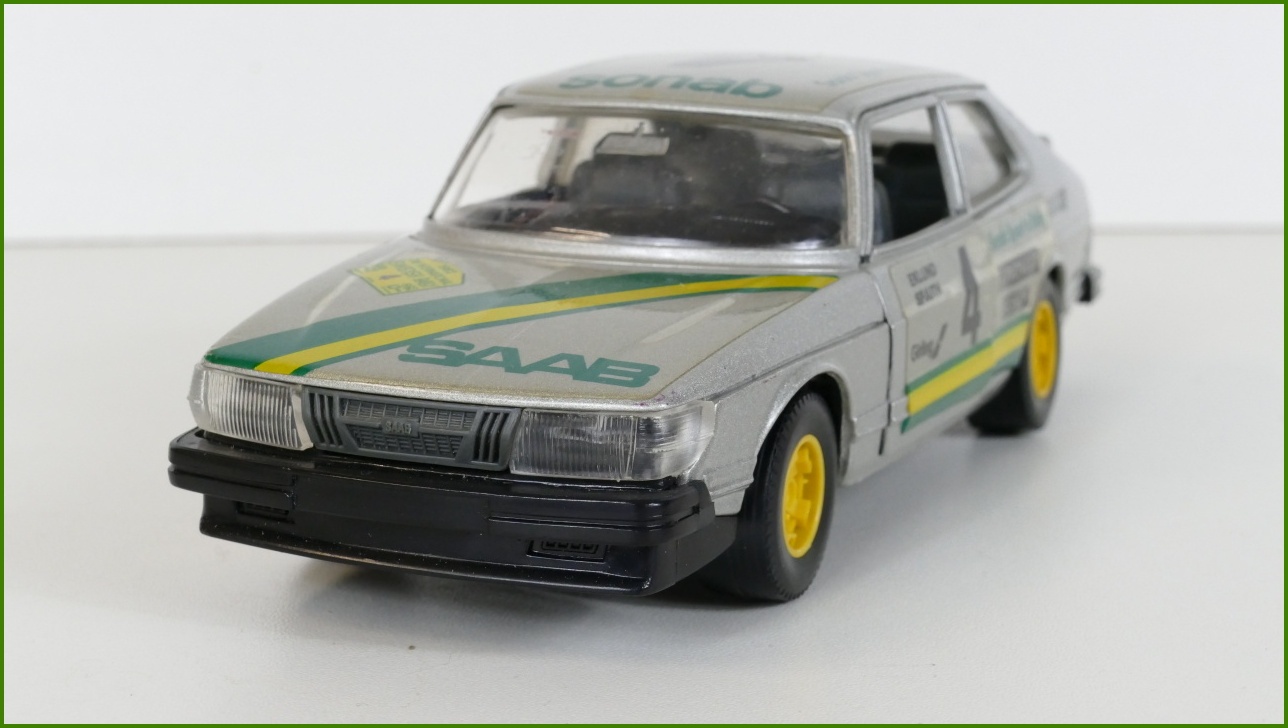 Model Auta Bburago 1:27 - Saab 900 Turbo