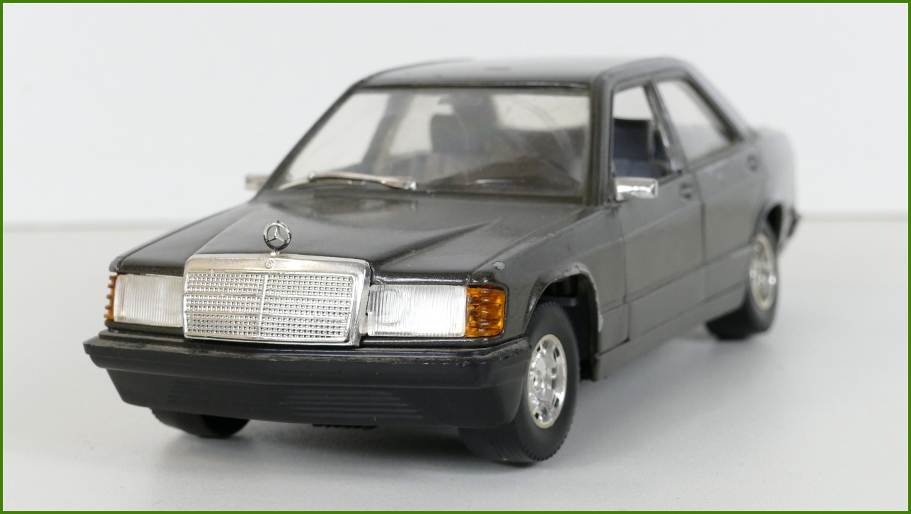 Model Auta Bburago 1:25 - Mercedes 190 E