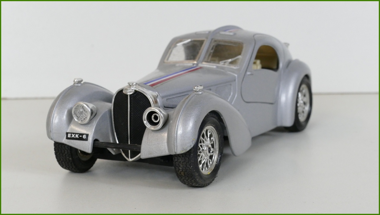 Model Auta Bburago 1:24 - Bugatti Atlantic (1936) s Podstavcem - Viz Popis