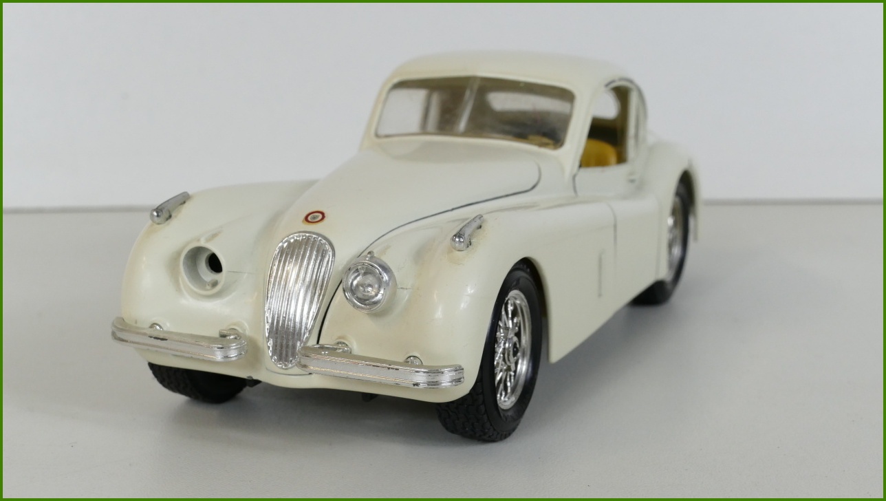 Model Auta Bburago 1:24 - Jaguar XK 120 Coupé (1948) s Podstavcem - Viz Popis