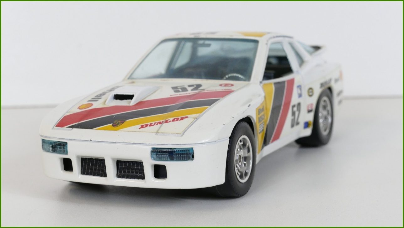 Model Auta Bburago 1:24 - Porsche 924 GR.2 s Podstavcem