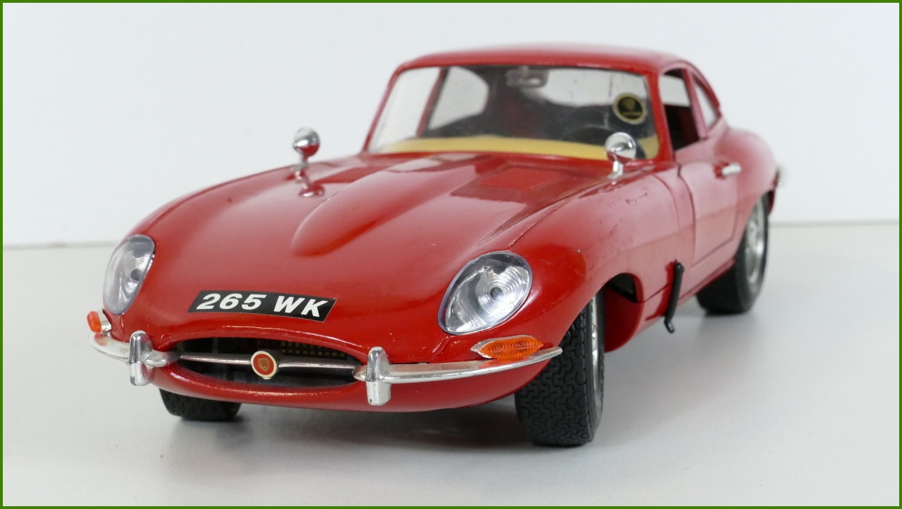 Kovový Model Bburago 1:18 - Jaguar "E" (1961)