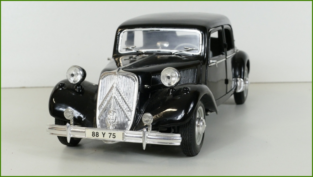 Model Auta Maisto 1:18 Citroën 15 CV 6 Cyl (1952) - Viz Popis