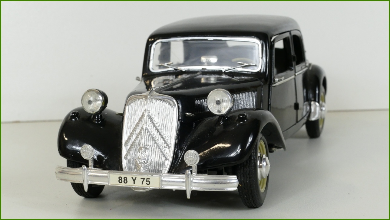 Model Auta Maisto 1:18 Citroën 15 CV 6 Cyl (1952) - Viz Popis