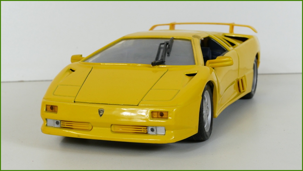 Model Auta Maisto 1:18 - Lamborghini SE (1994/1995) s Podstavcem