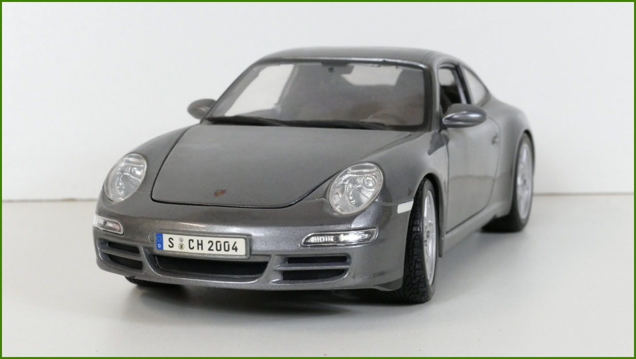 Model Auta Maisto 1:18 - Porsche 911 Carrera S s Podstavcem