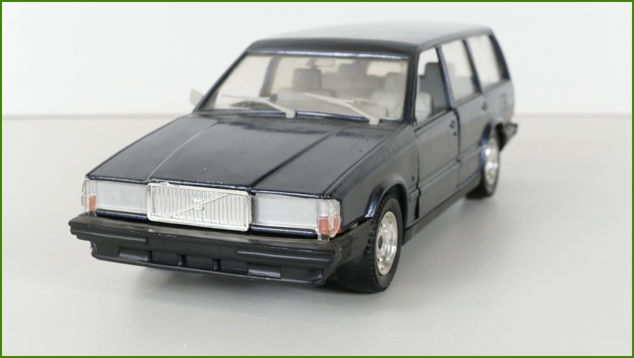 Model Auta Polistil 1:25 - Volvo 740 GLE - Viz Popis