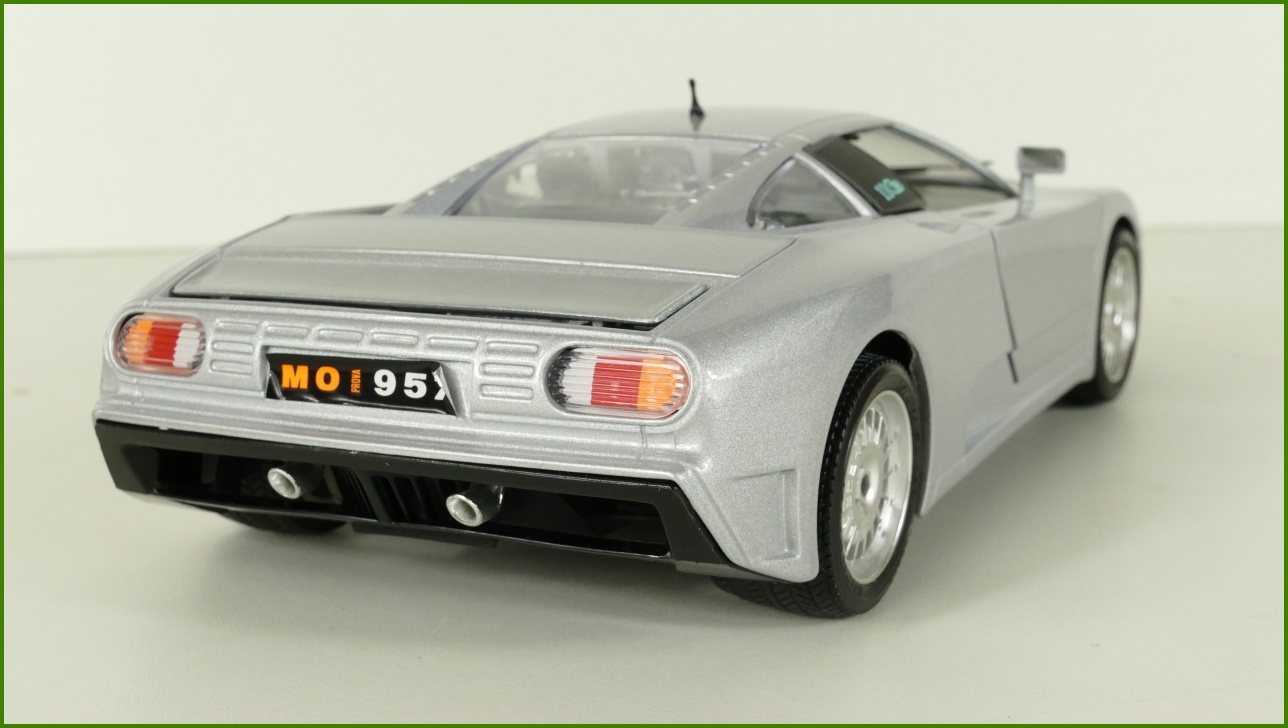Kovový Model Bburago 1:18 - Bugatti EB 110 (1991) s Krabicí