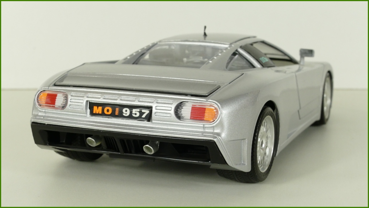 Kovový Model Bburago 1:18 - Bugatti EB 110 (1991) s Krabicí