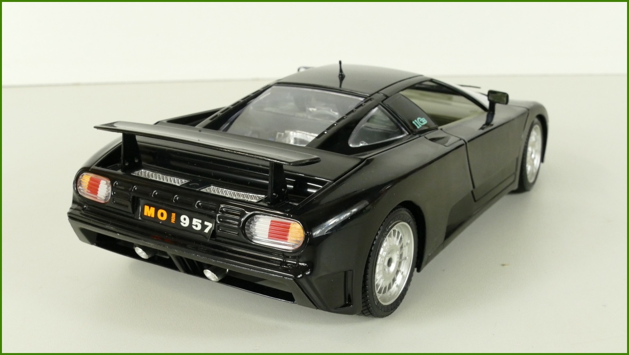 Kovový Model Bburago 1:18 - Bugatti EB 110 (1991) s Krabicí