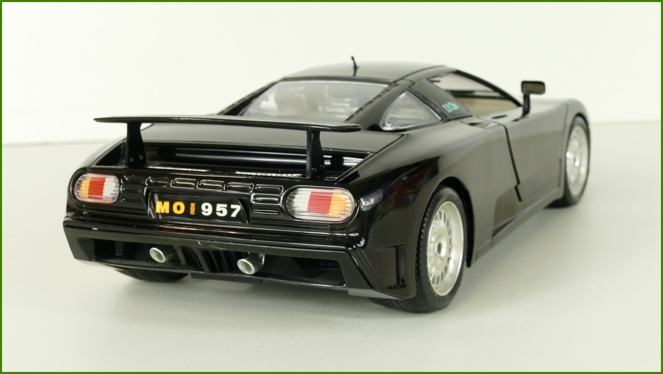 Kovový Model Bburago 1:18 - Bugatti EB 110 (1991) s Krabicí