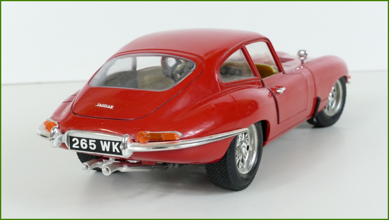 Kovový Model Bburago 1:18 - Jaguar "E" (1961)