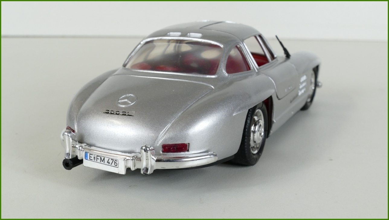 Model Auta Revell 1:24 - Mercedes 300 SL - chybí jeden stěrač, prasklinky na pneu