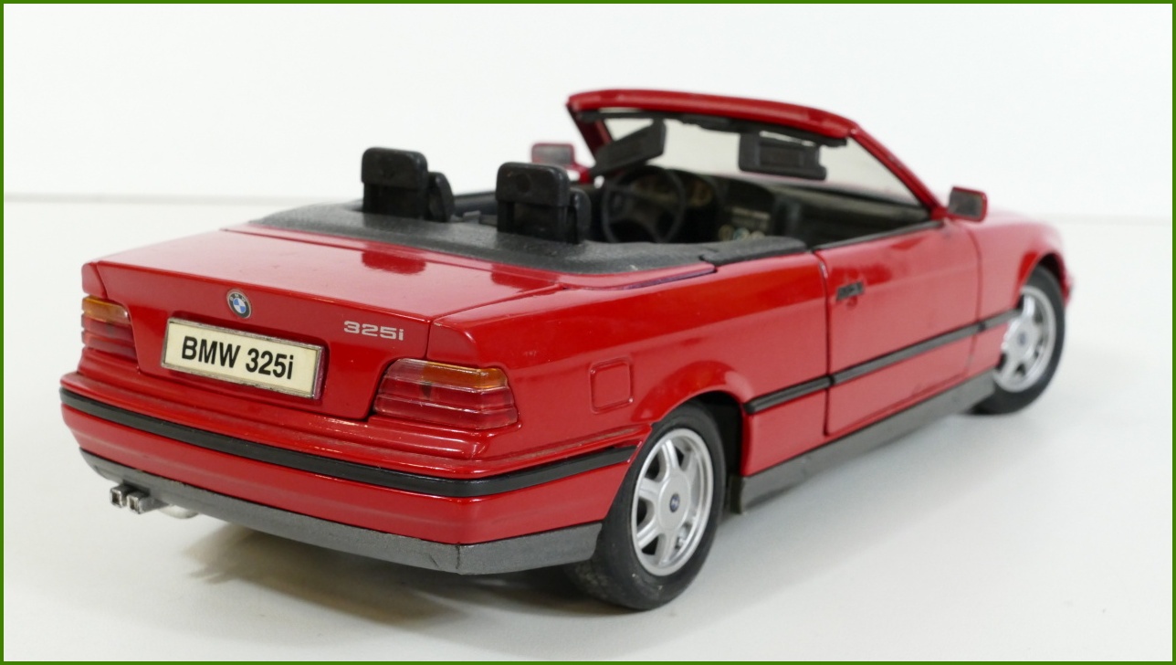 Model Maisto 1:18 - BMW 325i Convertible (1993)