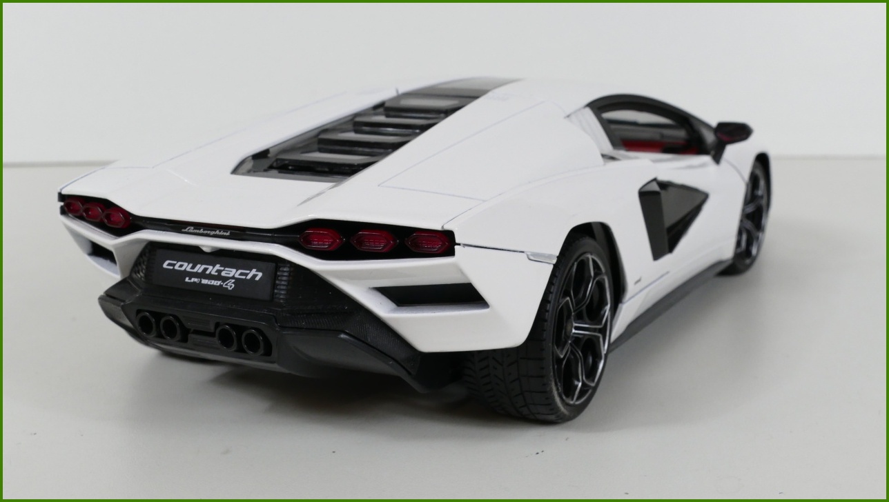 Model Maisto 1:18 - Lamborghini Countach LPI 800-4