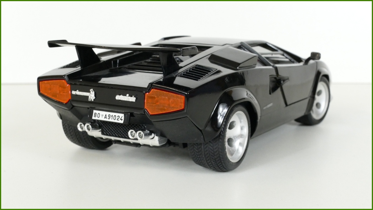 Kovový Model Bburago 1:18 - Lamborghini Countach (1988)