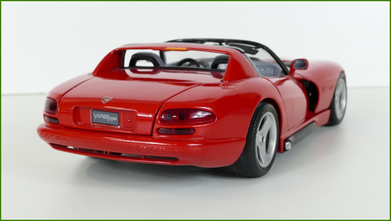 Kovový Model Bburago 1:18 - Dodge Viper RT/10